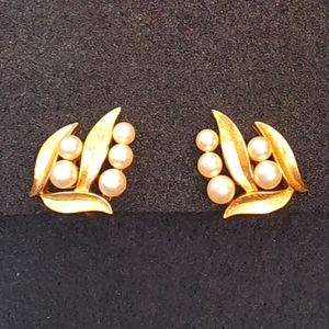 Vintage Crown Trifari Gold Tone Leaf and Pearl Clip-on Earrings